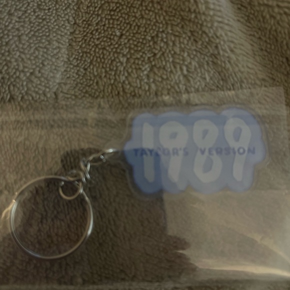 Taylor Swift 1989 Keychain - Picture 3 of 6